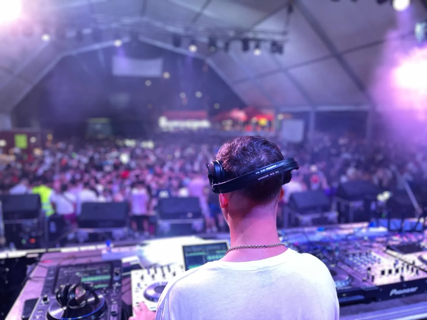 Vista desde la cabina del DJ hacia una carpa llena de gente