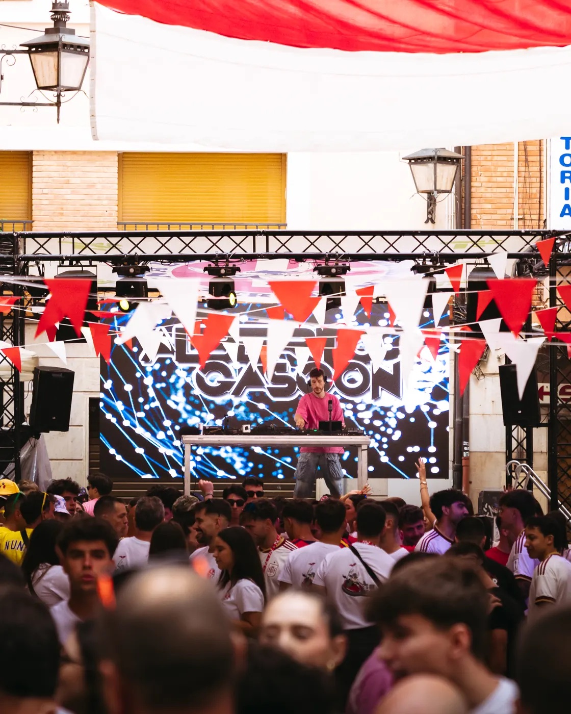Plaza llena en las fiestas de Teruel