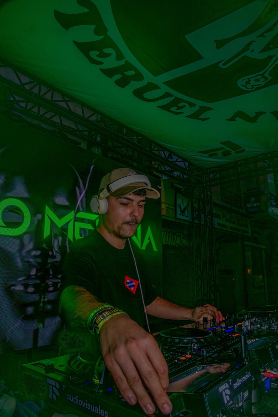 Pauwlo Medina en cabina con luces verdes
